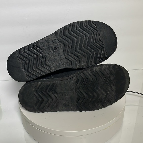 Ugg boots size 7 W see pictures please - Picture 9 of 9